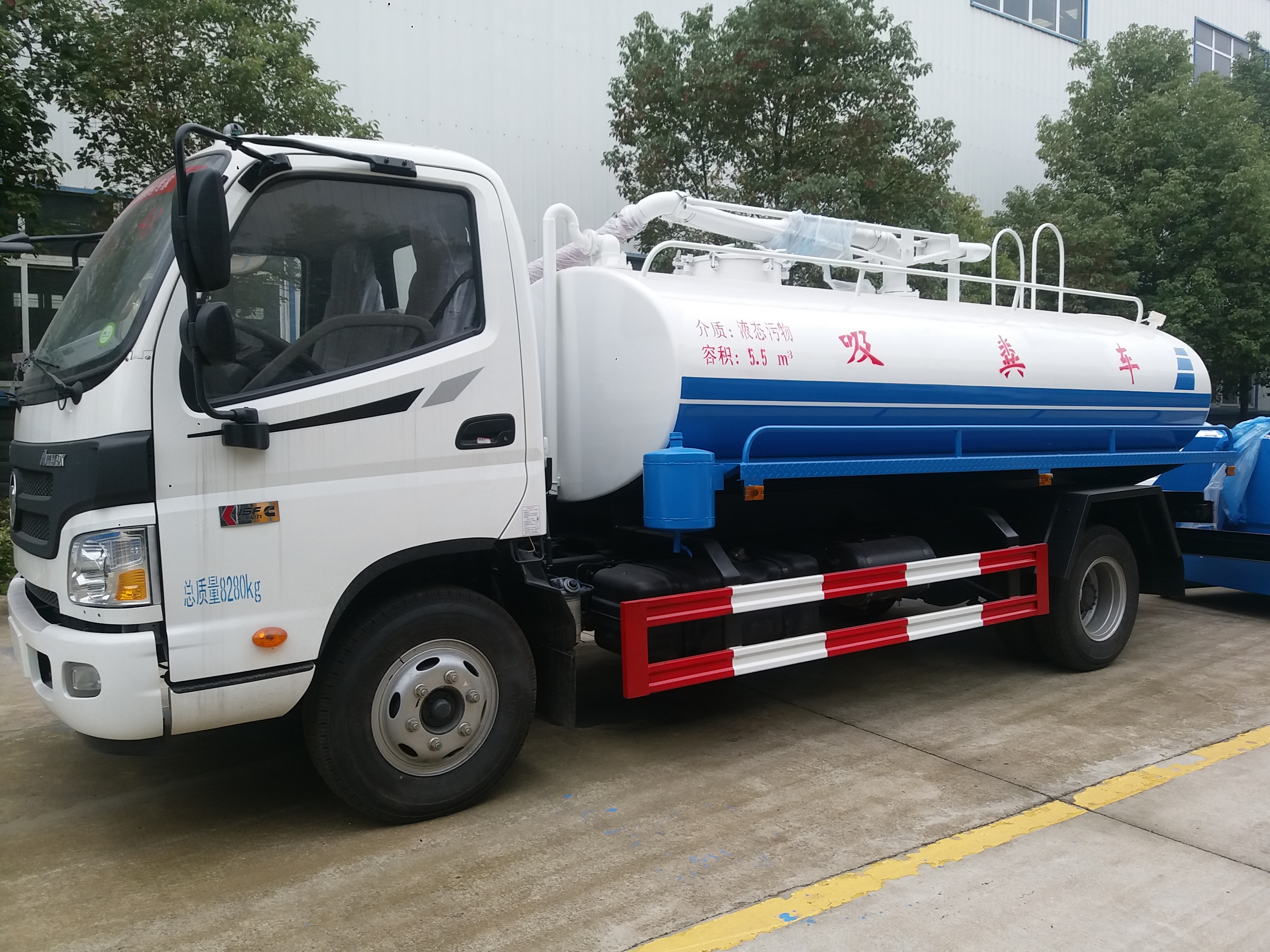 專(zhuān)業(yè)清潔，高效運(yùn)輸——?dú)W馬可吸糞車(chē)與多利卡車(chē)型高清圖集解析